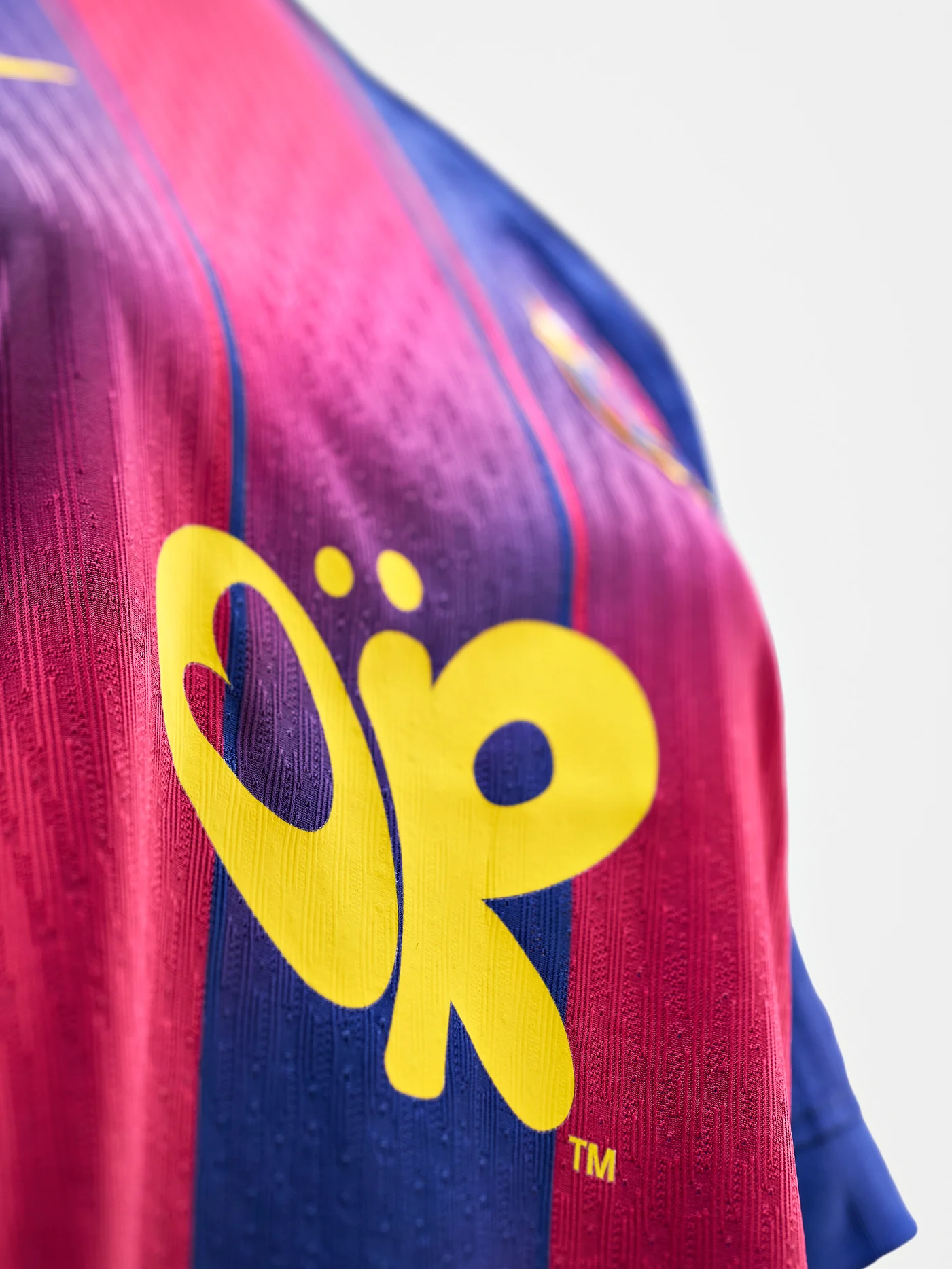 SIGNED | Limited Edition FC Barcelona x Olivia Rodrigo 25/26 women's home jersey signed by the starting line-ups of the men's El Clásico match (10/05) and the women's match vs. Levante UD (06/05) - Image 4