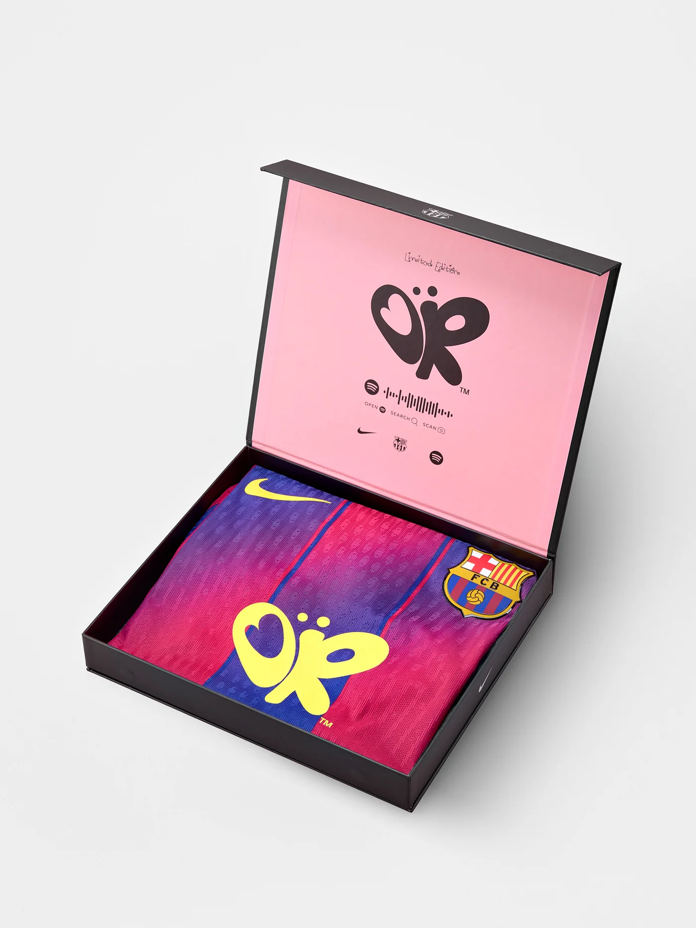 SIGNED | Limited Edition FC Barcelona x Olivia Rodrigo 25/26 women's home jersey signed by the starting line-ups of the men's El Clásico match (10/05) and the women's match vs. Levante UD (06/05) - Image 5