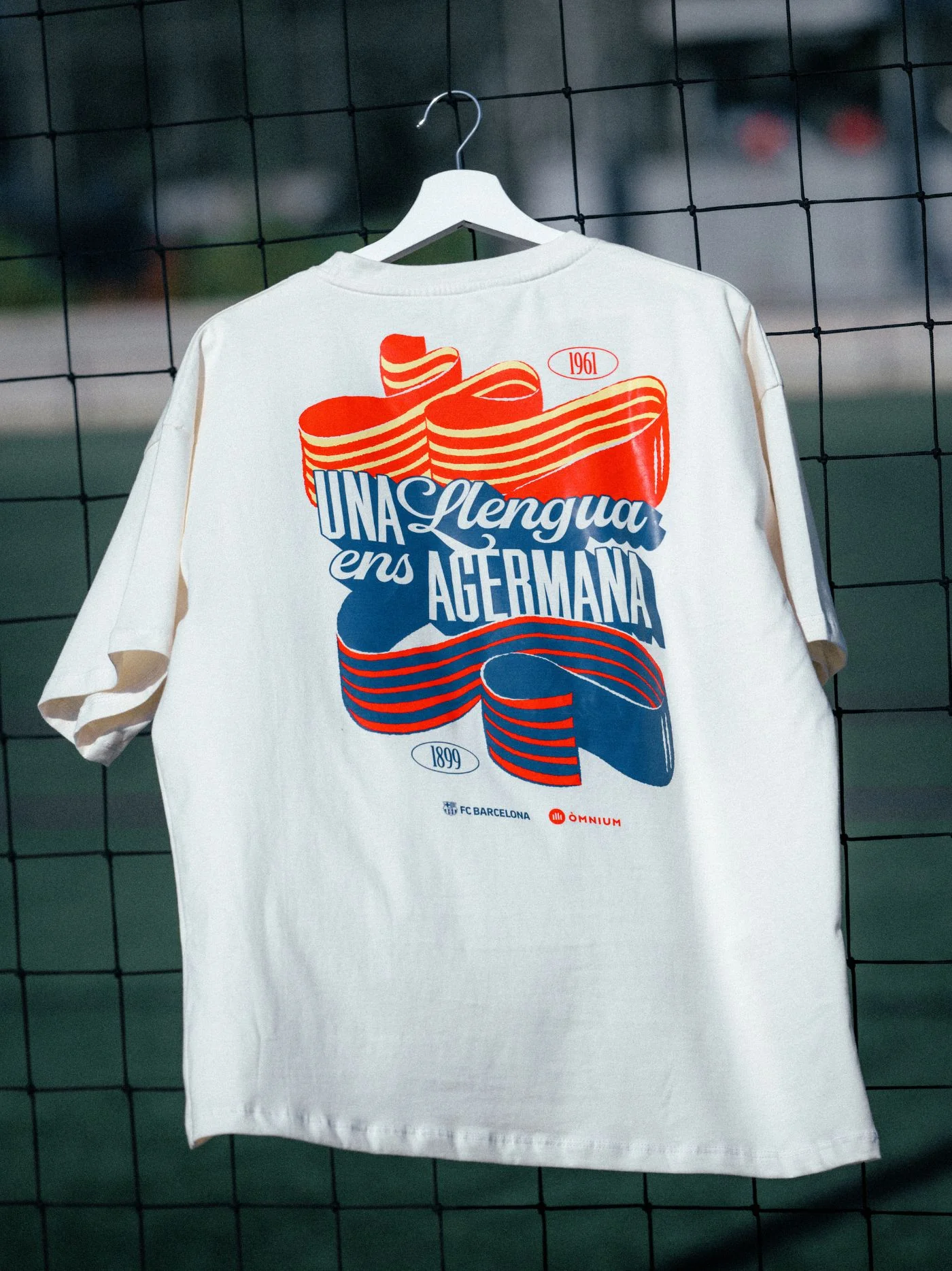 Tee Una Llengua Ens Agermana Barça - Image 6